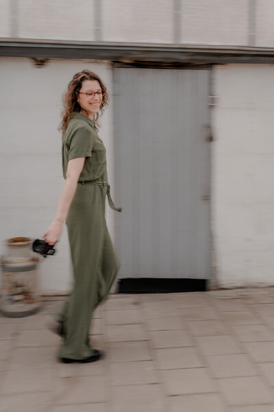 Ik als fotograaf wandelend met camera in mijn hand