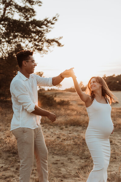 Zwangerschapsshoot golden hour heide Jolien Leen Fotografie