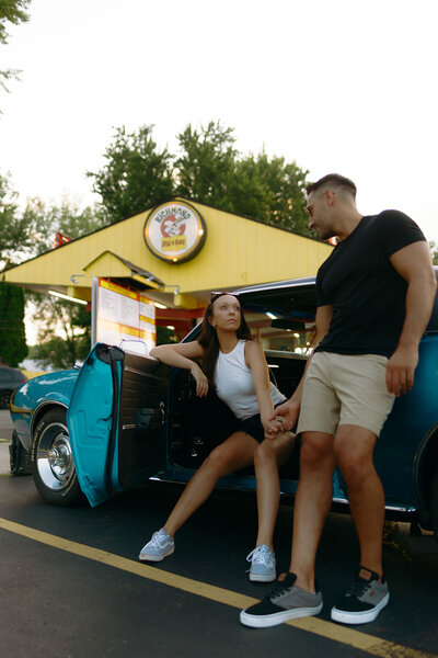From milkshakes to soft kisses, this couple’s playful stop at Dog n Suds is dripping in retro charm. Vintage cars, fries, and 1950s flirt energy—captured candidly.