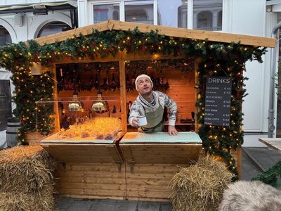 Mann wird im Restaurant LOTTA bedient.