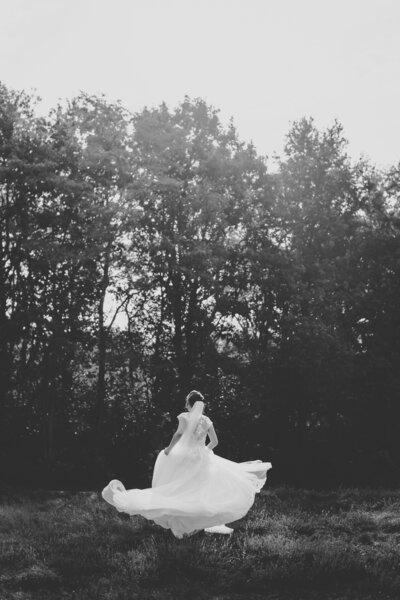 bruid danst rond met haar trouwjurk. haar sluier draait mee in de wind