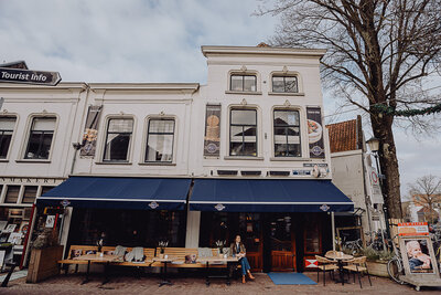 De winkel en bakkerij van Berg's Bakery in het centrum van Gouda.