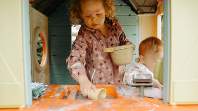 Zusjes in familievideo