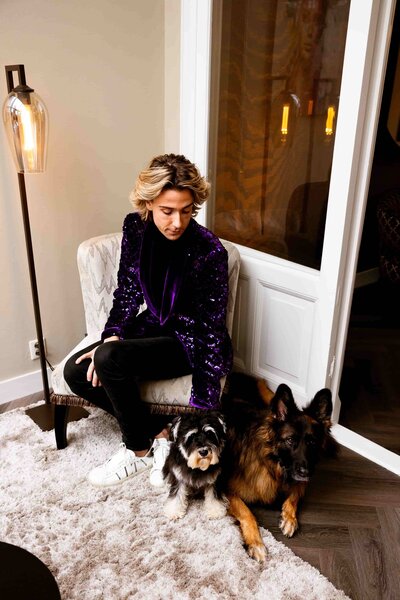 Man zit met twee honden