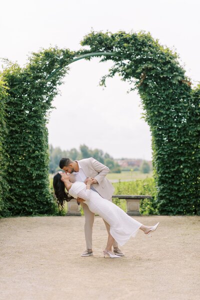 Een intiem moment tussen een stel vastgelegd in een serene zwart-wit compositie, met een natuurlijke achtergrond.