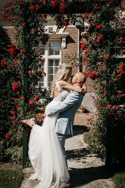 Spontaan moment van bruid en bruidegom in Spijkenisse