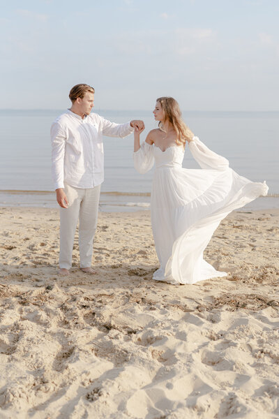 couple dancing on the beach during en engagement session
