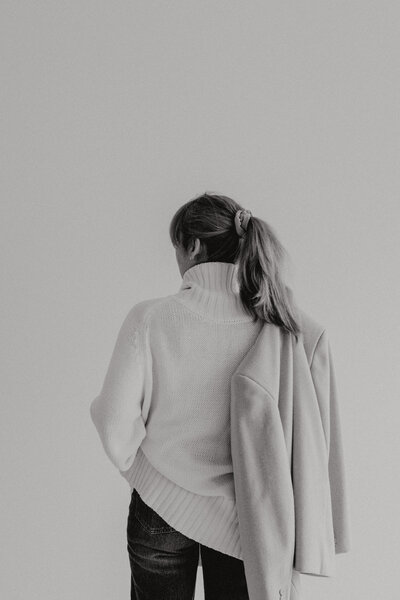kaboompics_woman-in-white-sweater-beige-wool-jacket-jeans-29414
