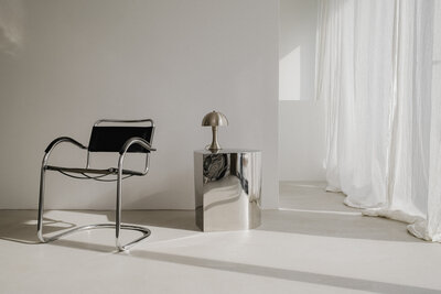 kaboompics_chromatic-harmony-modern-interiors-with-steel-accents-and-natural-light-35151