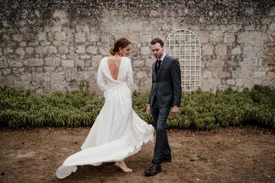 Le jour de leur mariage en région lyonnaise, séance couple dansée avec la mariée jouant avec sa robe – images poétiques réalisées par un duo photographe vidéaste