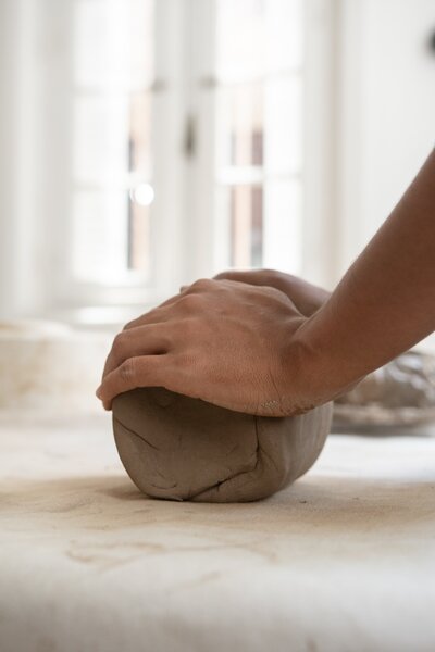 voorbereiding klei kneden voor het draaien