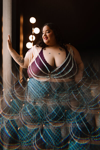 Elegant boudoir pose captured by a size inclusive professional Orlando boudoir photographer in studio