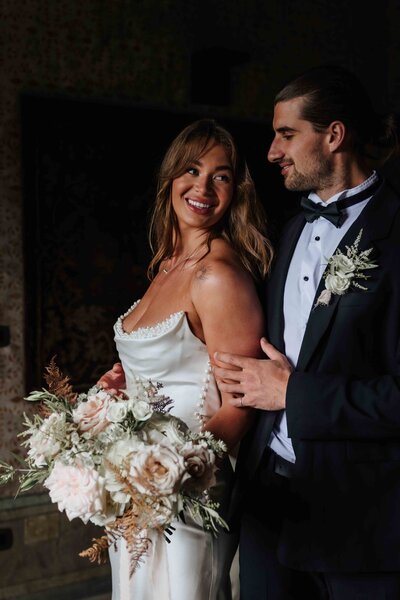 Elegante en spontane trouwfoto’s, perfect vastgelegd door trouwfotograaf Melissa Boer Fotografie.