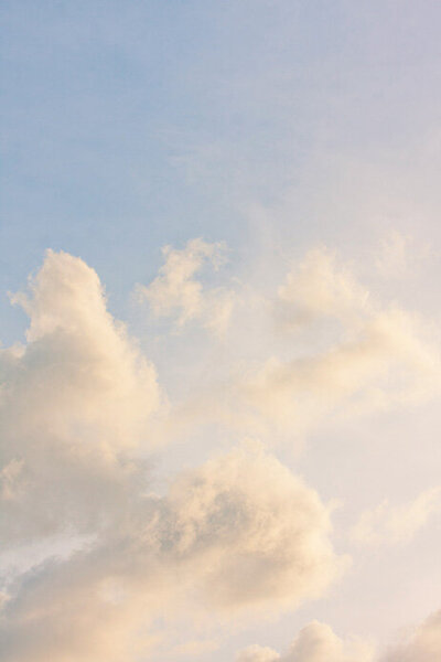 Ciel nuageux clair et poetique