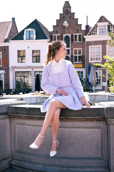 Meisje die karamelsaus spijt op vers gebakken kaneelbroodjes