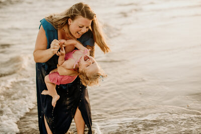 mom and daughter on beach by harrisburg photographer