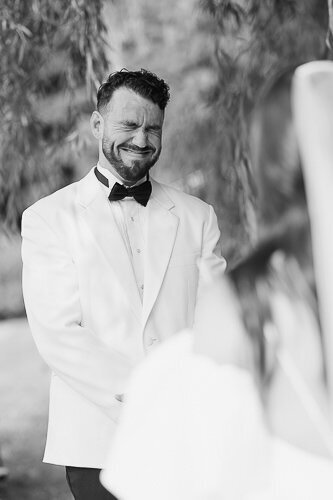 Le marié est tout souriant lors de la lecture des voeux lors de la cérémonie de mariage.