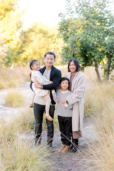 yorba linda regional park family photo of parents and two kids