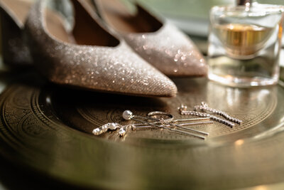 Luxury reception table with gold accents and elegant calligraphy.