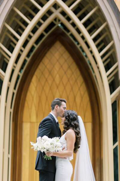 colony hotel wedding ceremony for Jaque and Aaron at east garden 