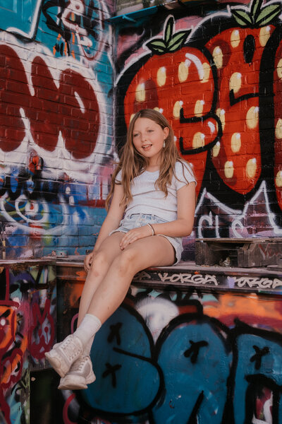 Gezin tijdens stoere familieshoot op NDSM-terrein in Amsterdam-Noord door Leukfotografie