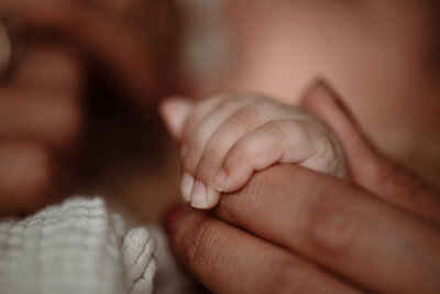Closeup newborn handje