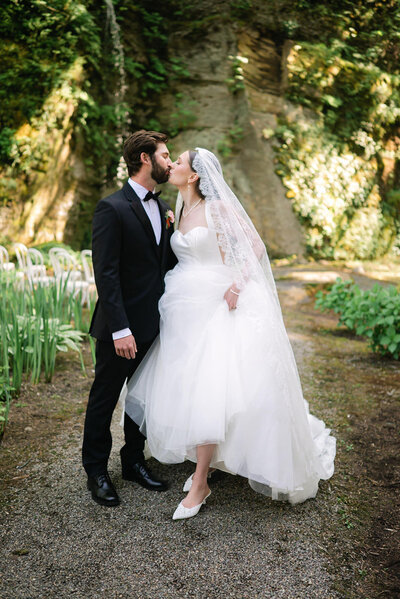 What does a luxury wedding photographer offer