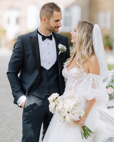 maries-tres-elegants-et-bouquet-de-fleurs