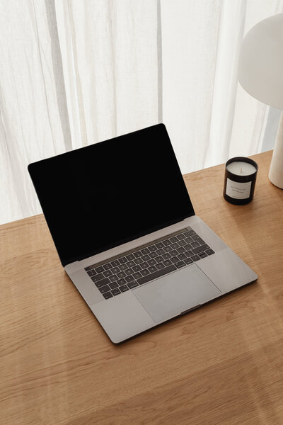 Laptop mit Silbertasse auf Marmor