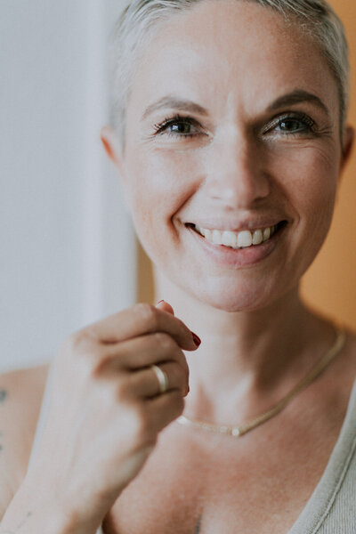 Studiofotoshooting Aalen  - ganzkörperportrait von einer Frau im Anzug