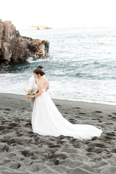 black-sand-beach-hawaii-alexandra-robyn-destination-elegant-elopement-photo-inspiration_0007