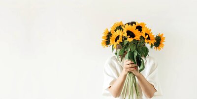 Kvinna sitter lugnt med en kopp kaffe – symbol för inre ro efter coaching mot medberoende