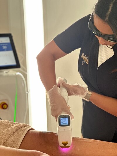Sabrina qui réalise de l'epilation laser