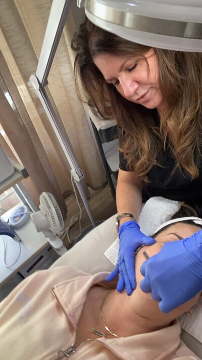 JF Skincare doing a dermaplaing facial.