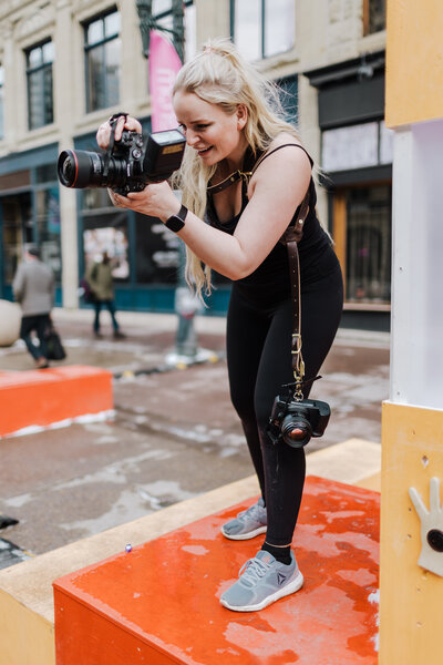 ottawa lifestyle photographer Silk in action shooting a session