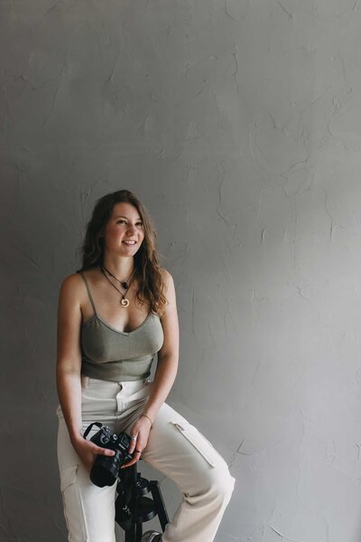 annalen lucia löffler, eine der professionellen business fotografen münchen, schaut zum licht