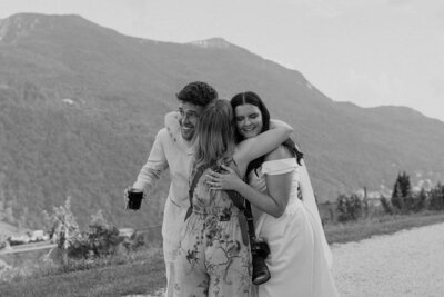 wedding-photographer-laurianevega-hug-with-bride-and-groom