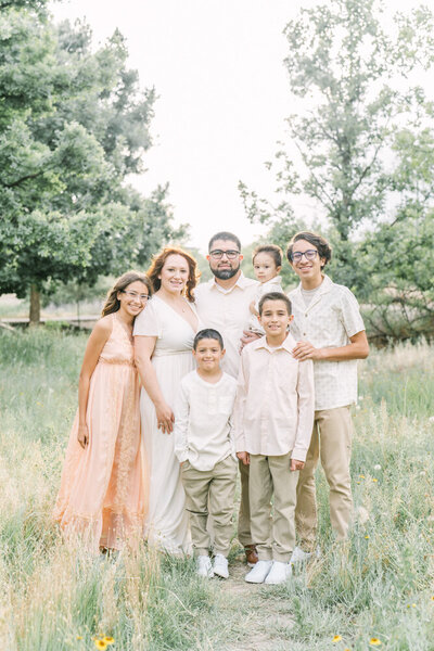 Portrait of a family of 7 in a park by Family Photographer Fawn Furlow in Lubbock