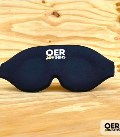 Wist je dat een kiertje licht er al voor zorgt dat je slaap minder diep is? En slaap is het moment van de dag dat je lichaam herstelt!  Onze gordijnen verduisteren net niet al het licht, daarom gebruik ik een slaapmasker. Ik merk dat ik meer uitgerust wakker wordt.  Waarom ik dit slaapmasker aanraad: ❀ Deze is extreem comfortabel door traagschuim oogvulling. ❀ Door de bolling worden je wimpers niet beschadigd. ❀ Fijn om mee op reis te nemen.  ❀ Lichtgewicht.