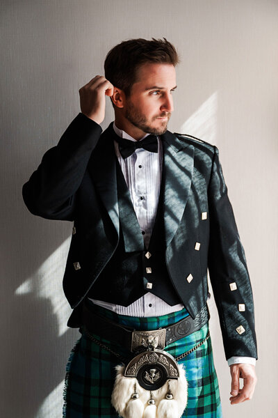 groom in full kilt on wedding day