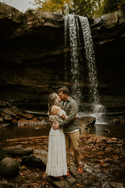 Ohiopyle engagement session by Pittsburgh wedding photographer Samantha Taylor Photography
