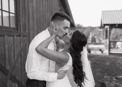 grace-trexel-photo-bride-groom-kissing-nebraska-wedding