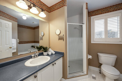 964 Grandlea main bath (1)