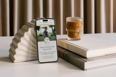 Mockup von Julias Website, die ihre Yoga-Kurse und -Philosophie präsentiert.