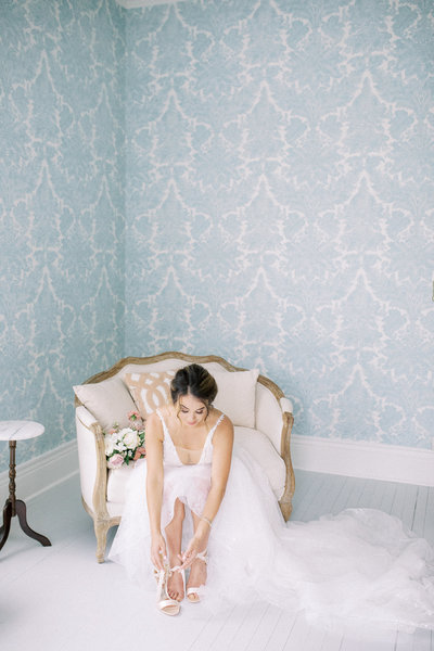 A bride gets ready in the southern bridal suite at Warrenwood Manor