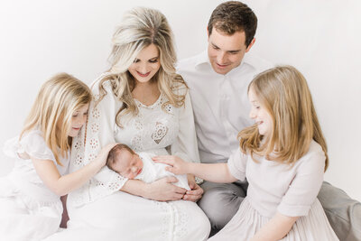 Newborn photo shoot with family of five.