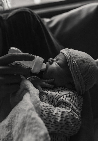 Pasgeboren baby krijgt flesje in Dijklander ziekenhuis Hoorn