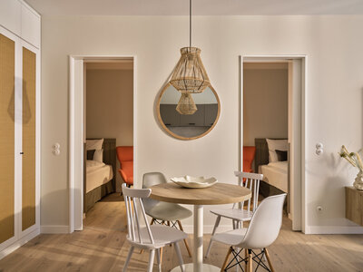 Essbereich mit Blick auf beide Schlafzimmer im Apartment Family Living.