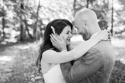 bruidspaar liefdevolle blik