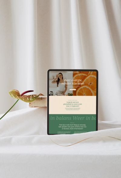 Showit Website ontwerp voor Levh Interiors op staande iPad